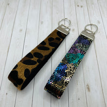 Load image into Gallery viewer, Western/ Patriotic Wristlet Keychains